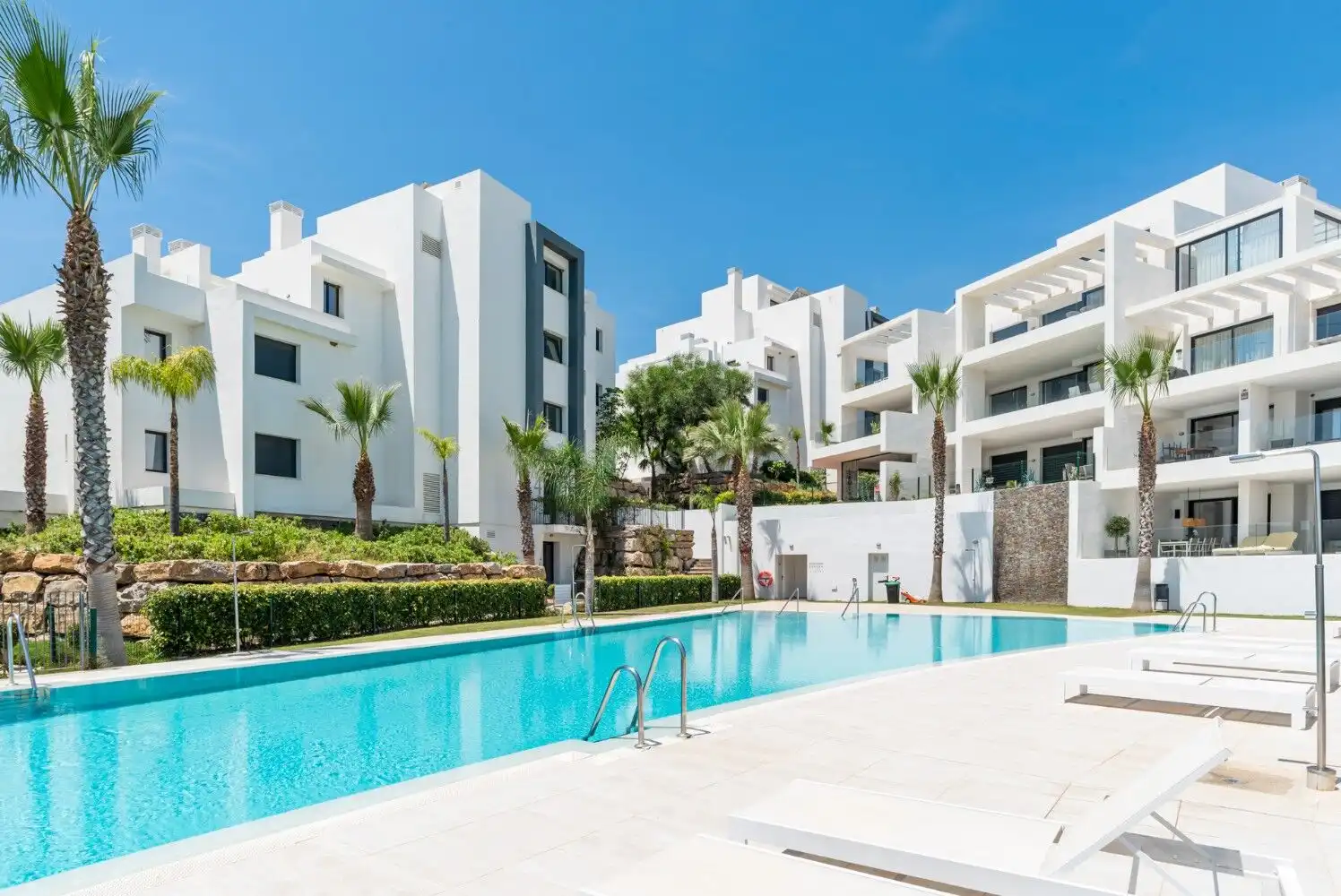 Floor apartment at Mirador del Golf with a private pool and spacious outdoor area.