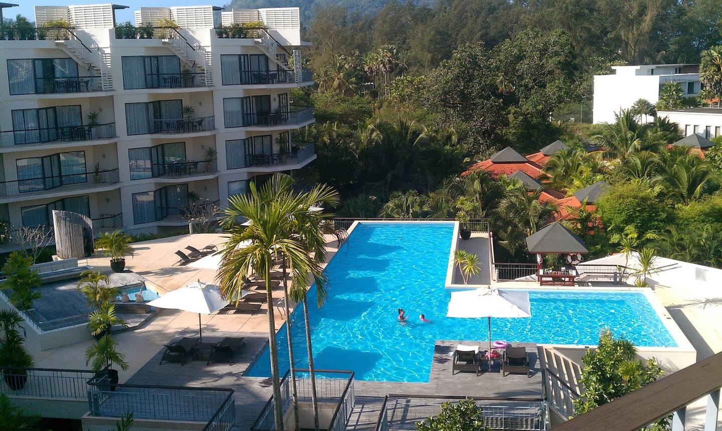 25M-lap-pool-with-Jacuzzi-area-on-the-right