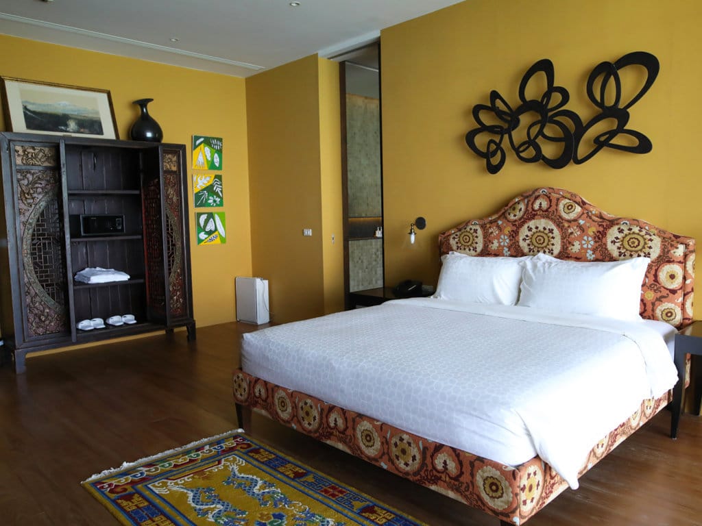 3.-Villa-Amarisa-Gorgeous-master-bedroom-design-FILEminimizer