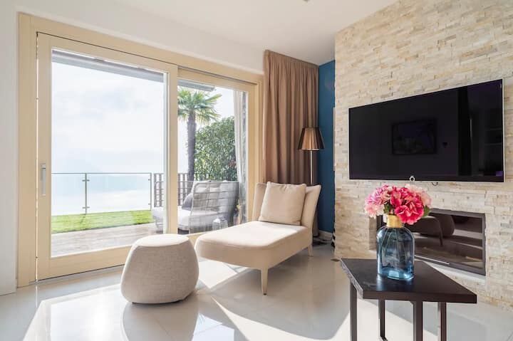 Spiglia luxury duplex apartment with sea views.