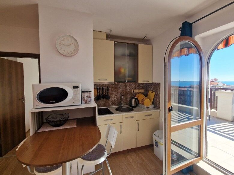 Sea view 1-bedroom apartment with large terrace in Royal Palm, St. Vlas. Modern kitchen, bright livi.