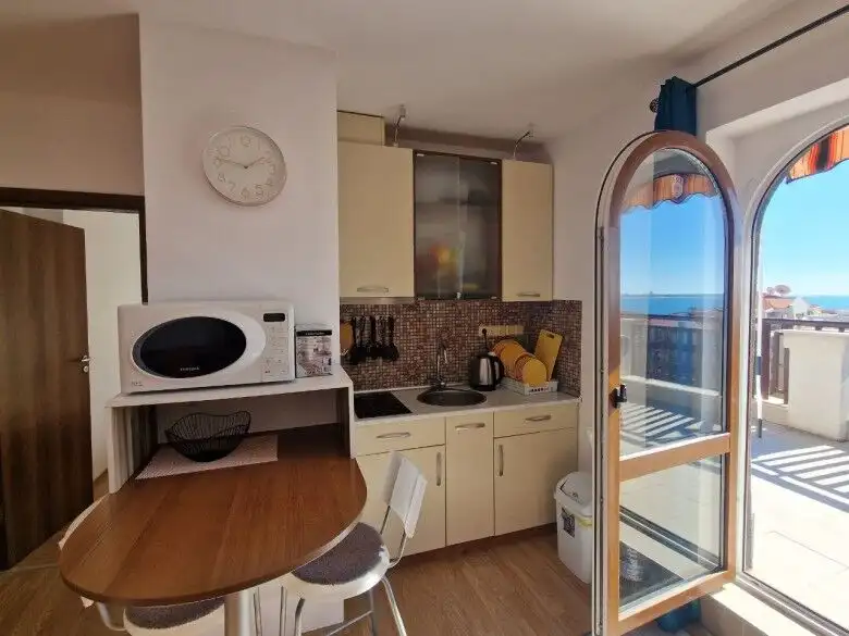 Sea view 1-bedroom apartment with large terrace in Royal Palm, St. Vlas. Modern kitchen, bright livi.