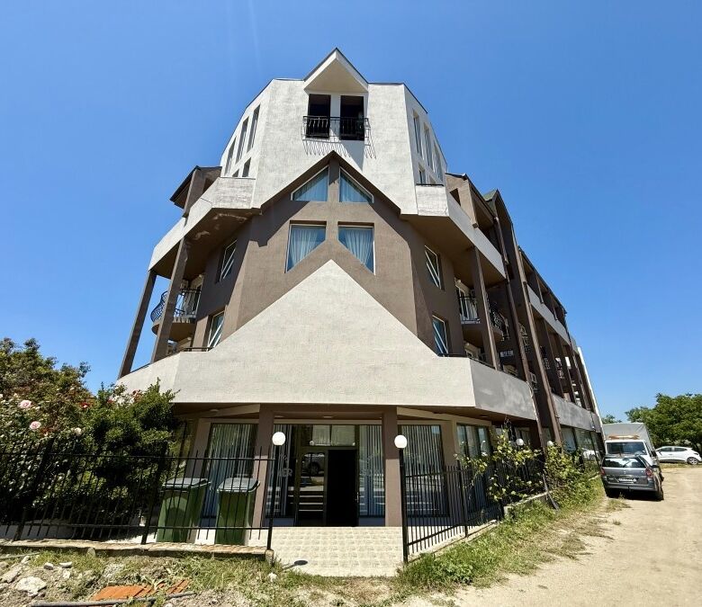 Contemporary 1-bedroom apartment in Ravda with sea views, near the beach.