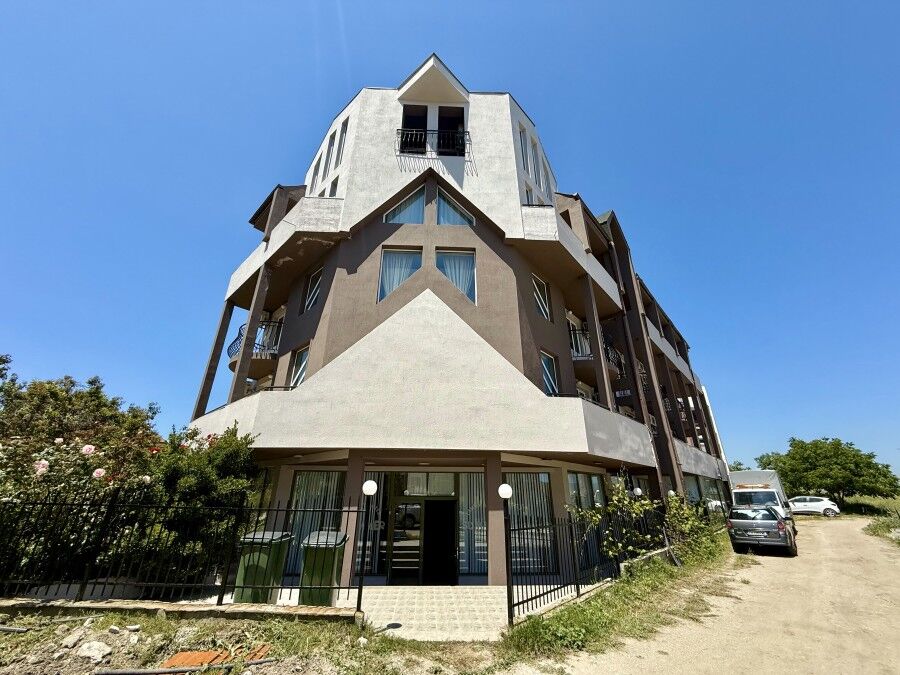 Contemporary 1-bedroom apartment in Ravda with sea views, near the beach.