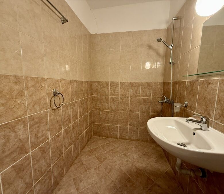 Sea view 1-bedroom apartment in Ravda, close to the beach, with modern bathroom and spacious living.