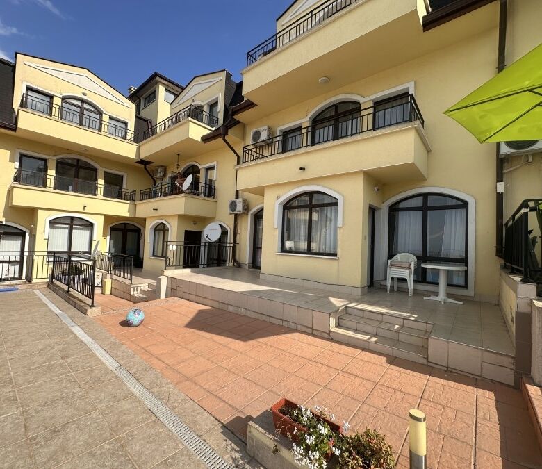Bright 2-bedroom apartment with veranda and pool access in Nessebar View complex.