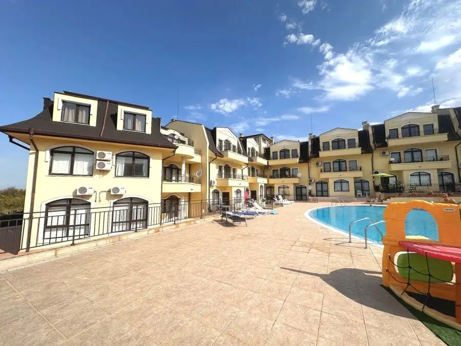 Bright 2-bedroom apartment with large veranda and direct pool access in Nessebar View complex. Perfe.