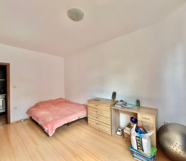 Bright 2-bedroom apartment with modern furnishings, 73 sq.m., sunny day, close to the sea, ideal for.