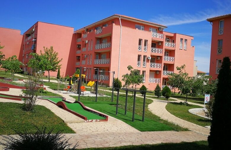 Bright pink 2-bedroom top floor apartment with three terraces and panoramic views.