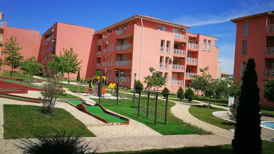 Bright pink 2-bedroom top floor apartment with three terraces and panoramic views.