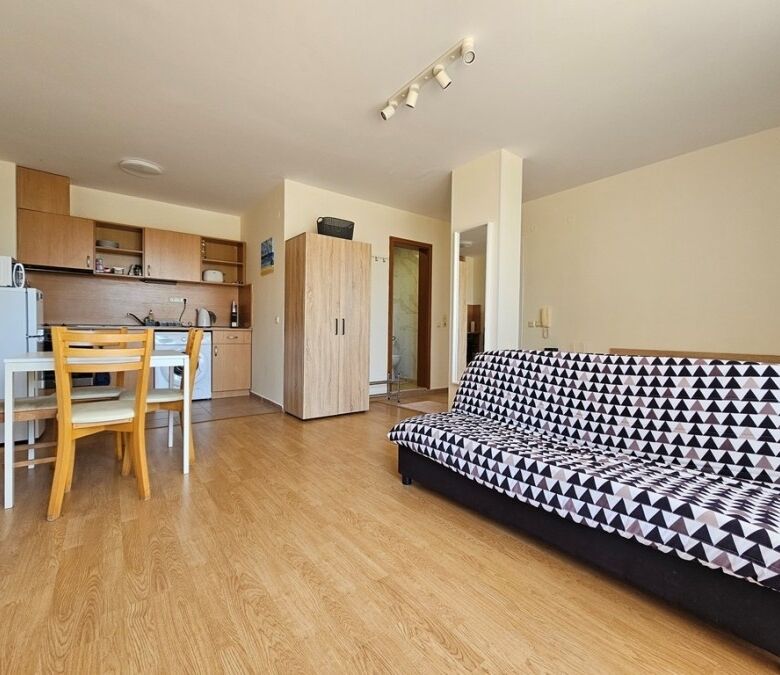 Bright studio apartment in Imperial Fort Club, Sveti Vlas, just 200 meters from the sea. Perfect for.