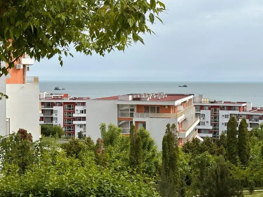 Bright studio with sea views, 50 sq.m., located in Imperial Fort Club, Sveti Vlas, just 200 meters f.