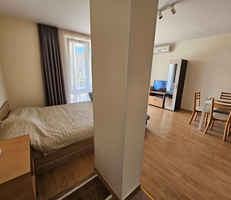 Bright studio apartment close to the sea in Sveti Vlas, 50 sq.m., ideal for relaxation or investment.