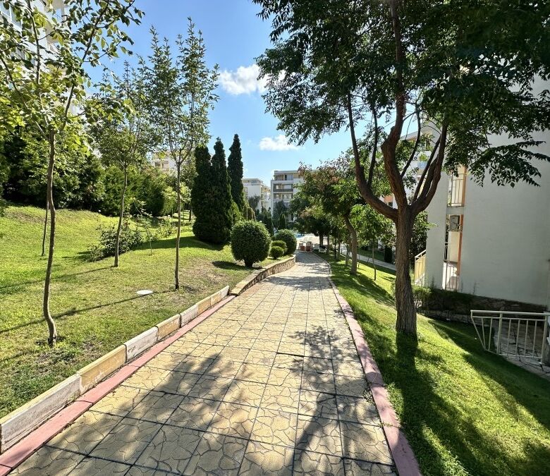 Bright studio apartment in Imperial Fort Club, Sveti Vlas, 200m from the beach.