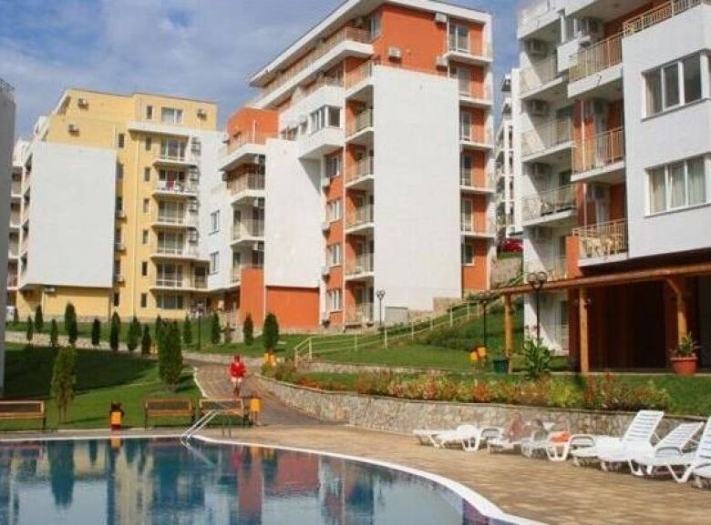Bright apartment building with outdoor pool and landscaped gardens in Sveti Vlas, close to the sea.