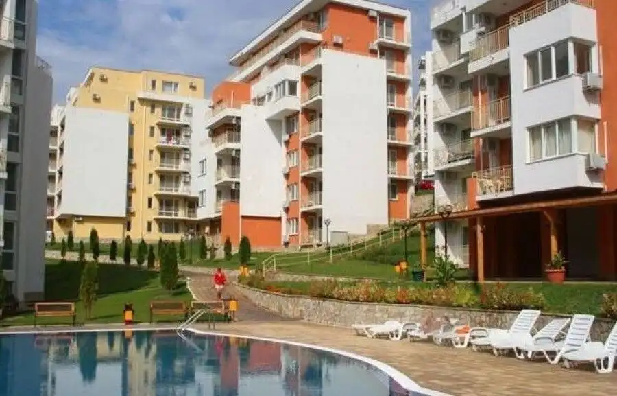 Bright apartment building with outdoor pool and landscaped gardens in Sveti Vlas, close to the sea.