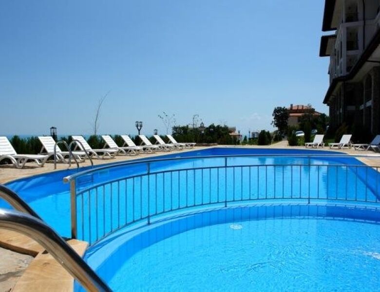 Pool with sun loungers and sea view in Etara 3, St. Vlas, just 300m from the beach.