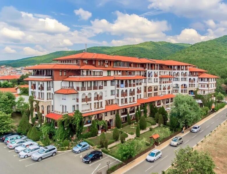 Spacious apartment building in St. Vlas, just 300 meters from the beach, offering comfortable living.