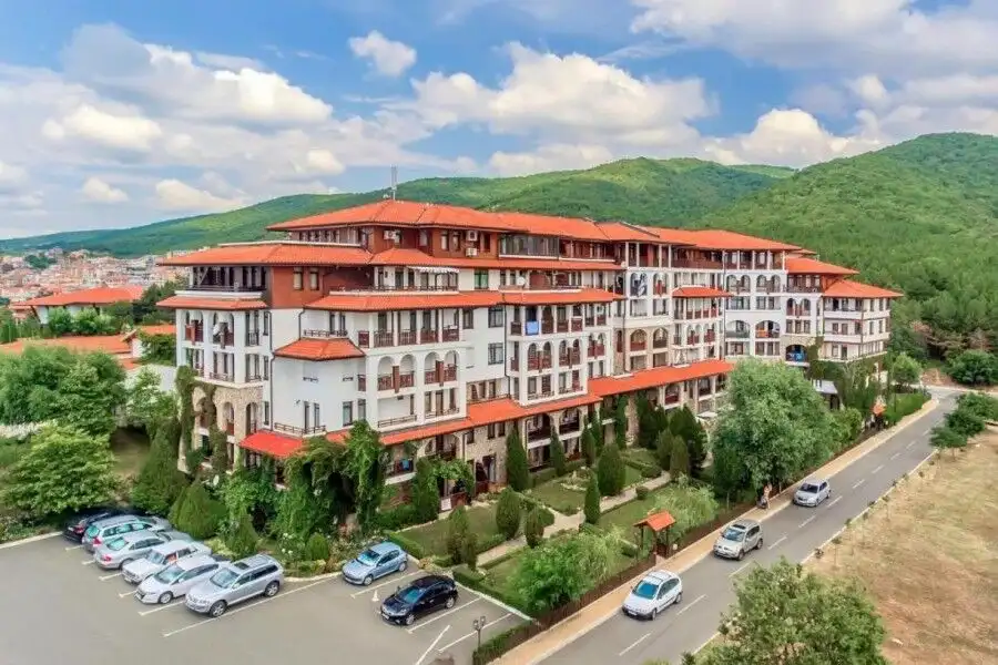 Spacious apartment building in St. Vlas, just 300 meters from the beach, offering comfortable living.