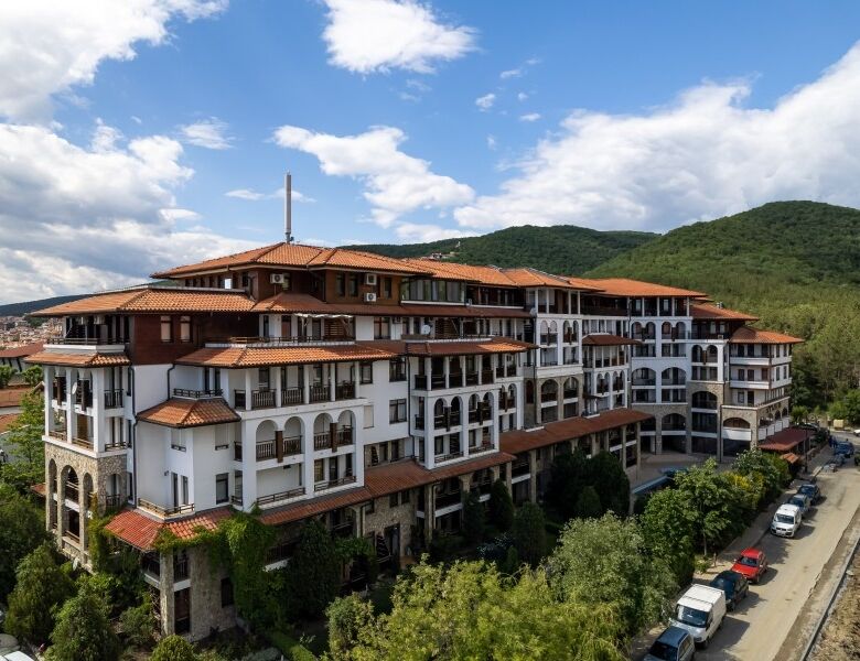 Modern studio apartment in Etara 3, St. Vlas, 300m from the sea, with scenic mountain views.