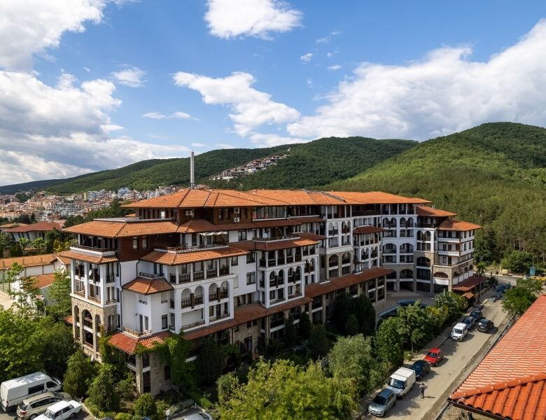 Spacious apartment in Etara 3, St. Vlas, just 300m from the beach, offering stunning mountain views.