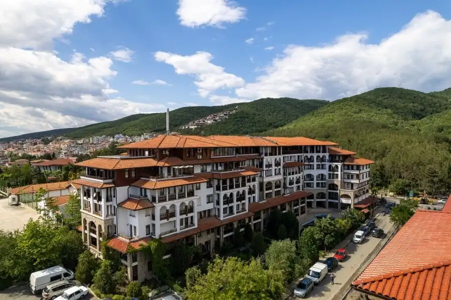 Spacious apartment in Etara 3, St. Vlas, just 300m from the beach, offering stunning mountain views.