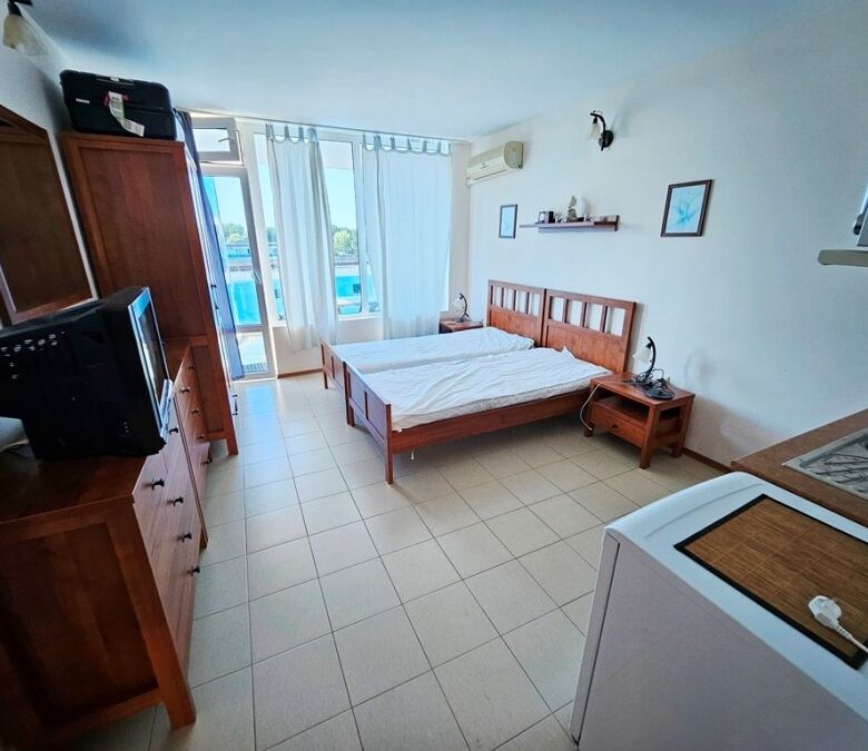 Bright studio with sea views in Esperanto hotel, 41 sq.m., fully furnished for comfortable living.