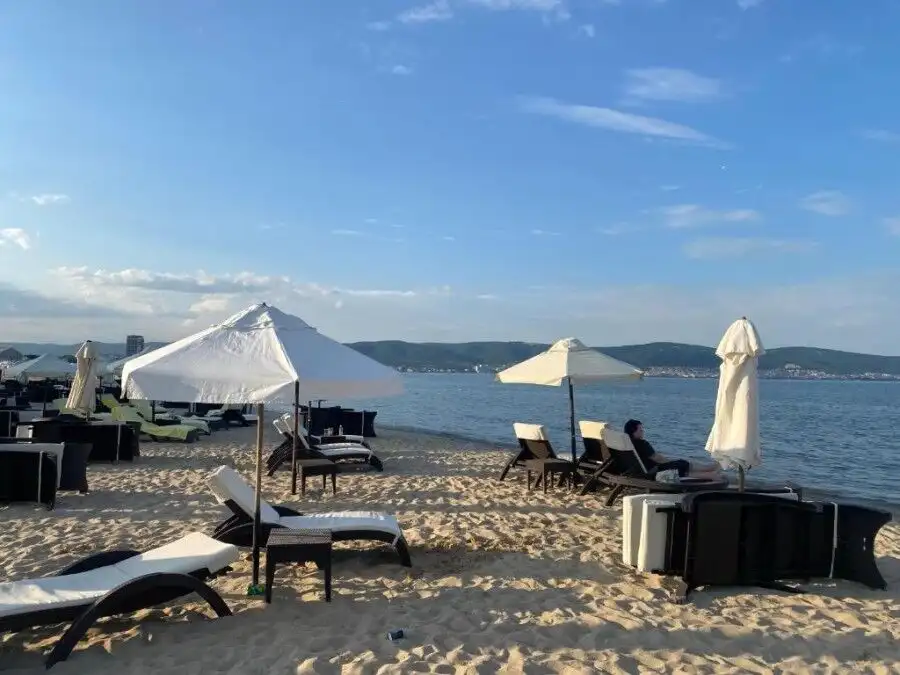 Sea view 1-bedroom apartment in hotel Esperanto, beachfront location near Nessebar.