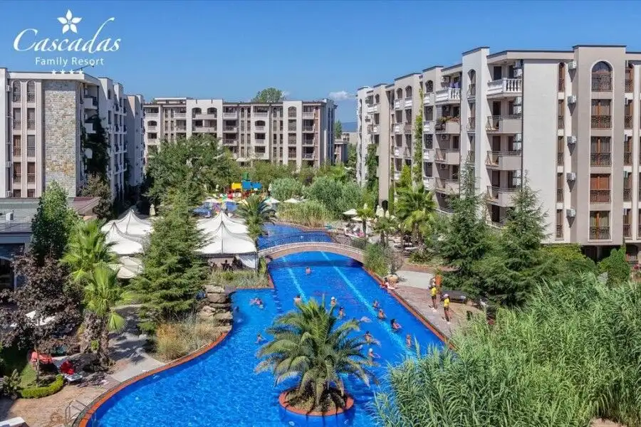 Bright studio apartment overlooking the resort's swimming pool and lush gardens. Perfect for relaxin.