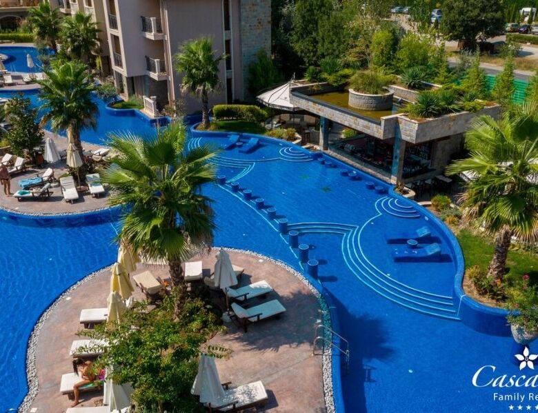 Bright studio apartment overlooking the resort pool area. Perfect for relaxing stays in Cascadas Fam.