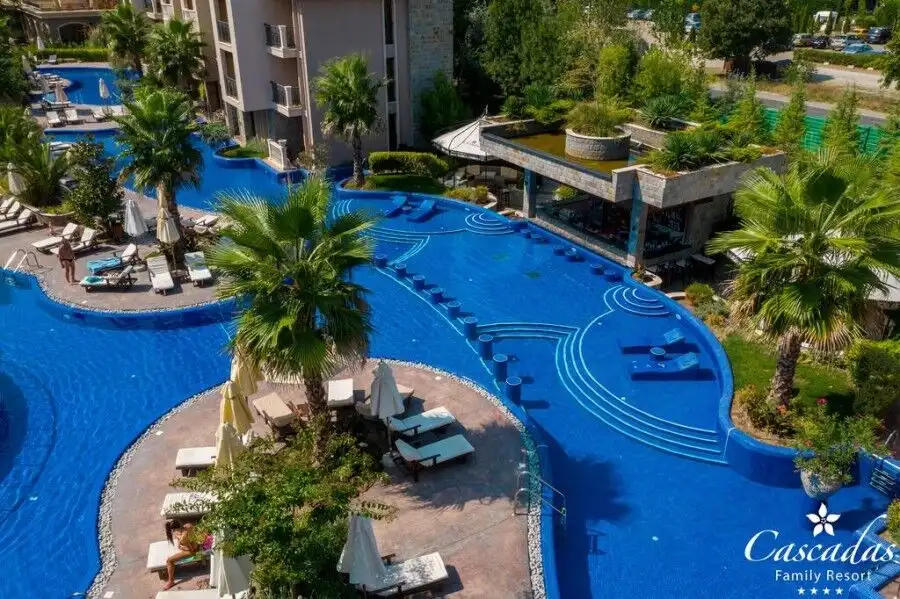 Bright studio apartment overlooking the resort pool area. Perfect for relaxing stays in Cascadas Fam.
