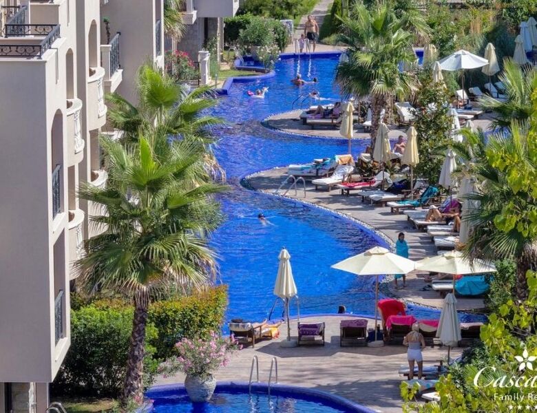 Bright studio apartment overlooking the resort pool in Cascadas Family Resort. Perfect for relaxing.