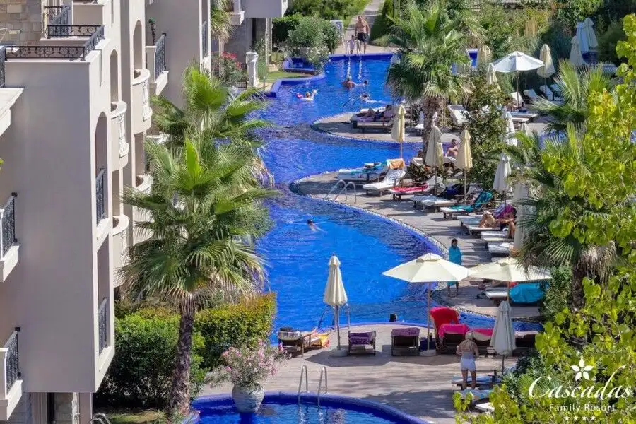 Bright studio apartment overlooking the resort pool in Cascadas Family Resort. Perfect for relaxing.