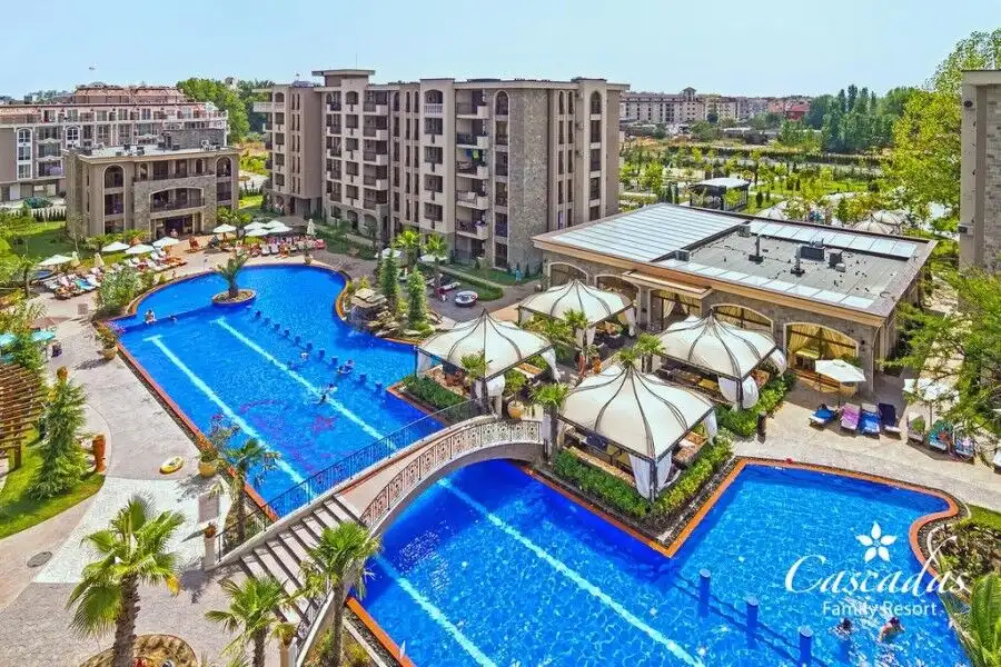 Bright studio apartment overlooking the resort's large swimming pools. Perfect for relaxing stays in.