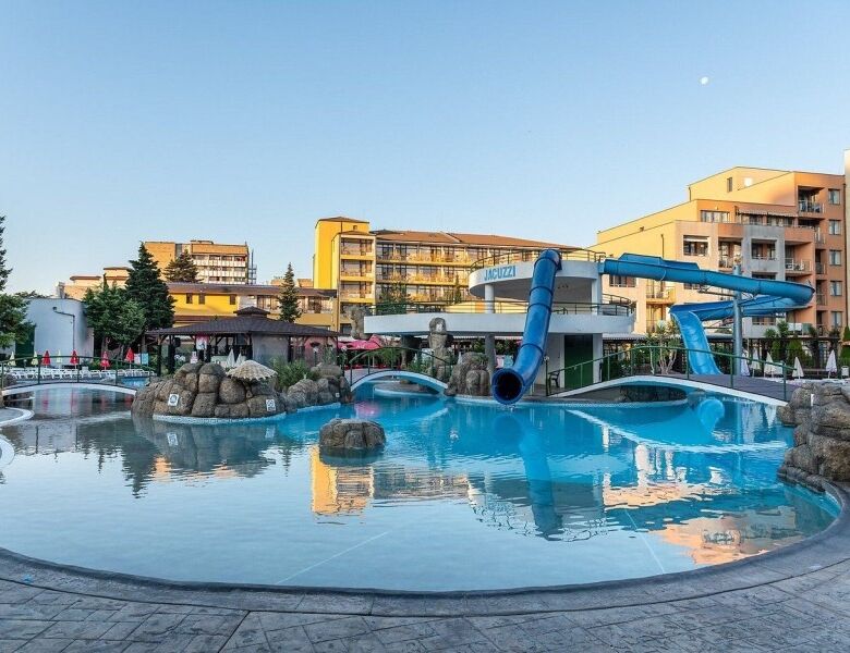 Modern apartment with pool at Trakia Plaza, Sunny Beach, near the sea.
