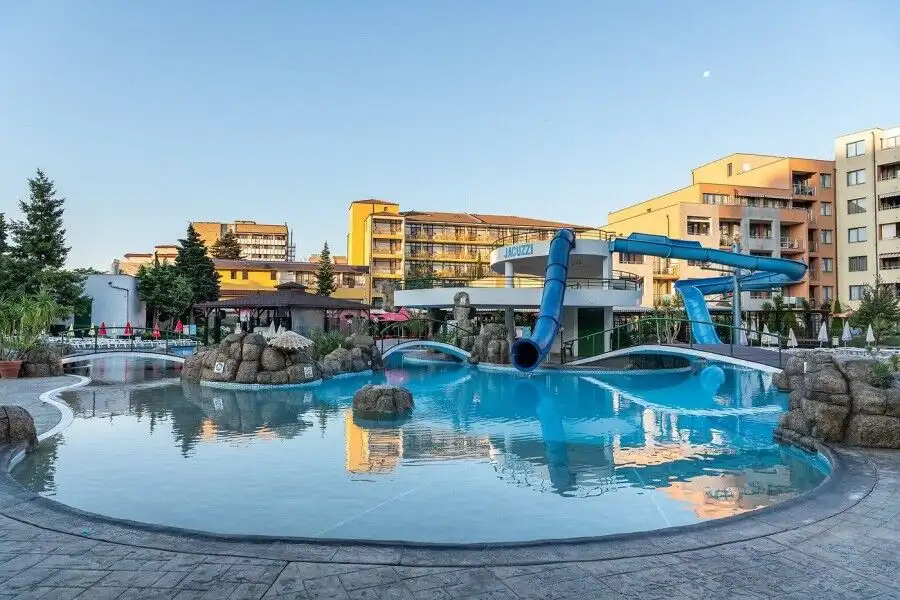 Modern apartment with pool at Trakia Plaza, Sunny Beach, near the sea.