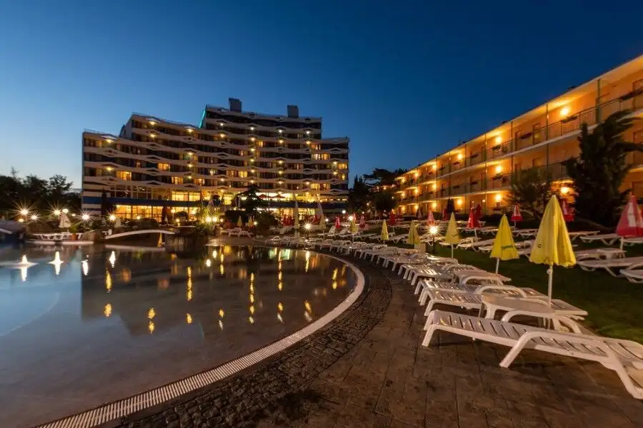 Elegant apartment with large terrace near Sunny Beach, 122 sq.m., modern finishes, close to the sea.