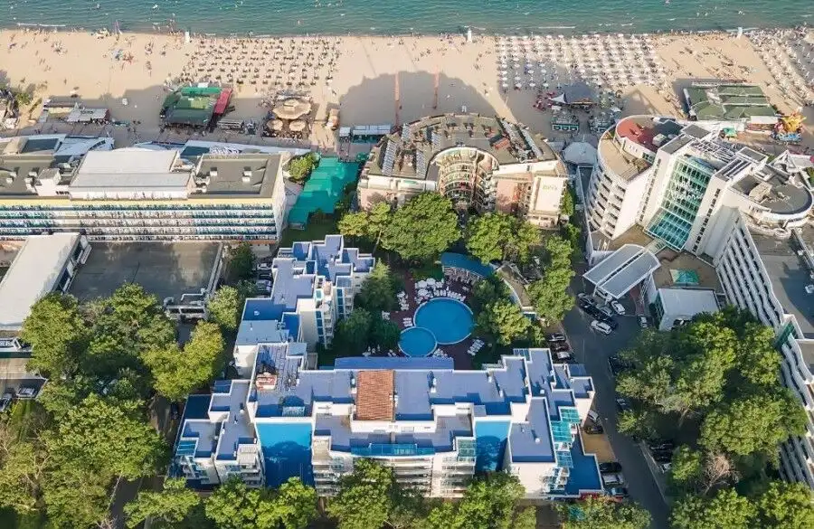 Bright 1-bedroom apartment with pool view, just 70m from the sea in Excelsior, Sunny Beach. Perfect.