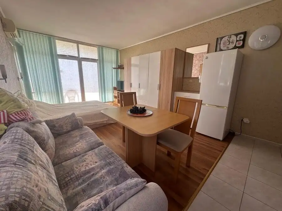 Studio apartment with large pool view, 56 sq.m., in Semiramida Gardens, Sunny Beach center.