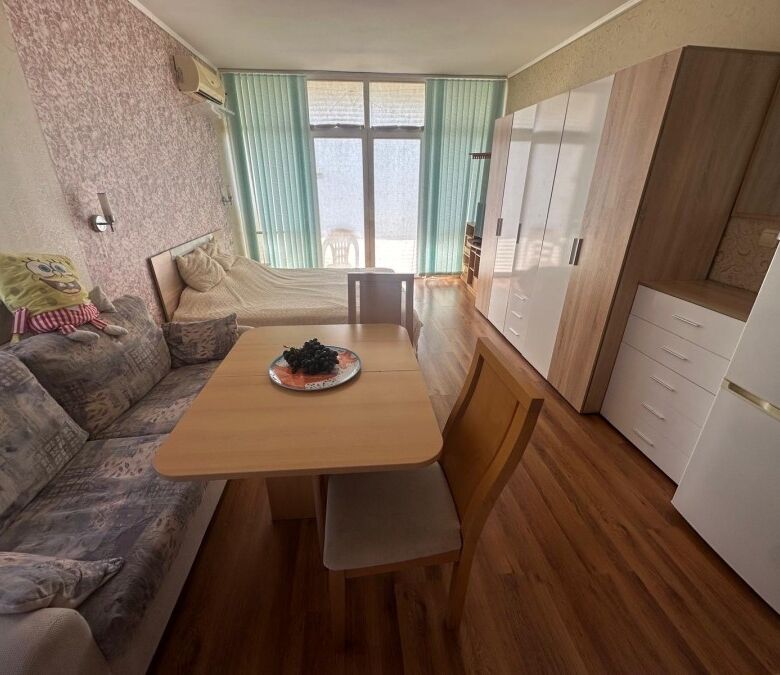 Bright studio with pool view, 56 sq.m., in Semiramida Gardens, central Sunny Beach location.