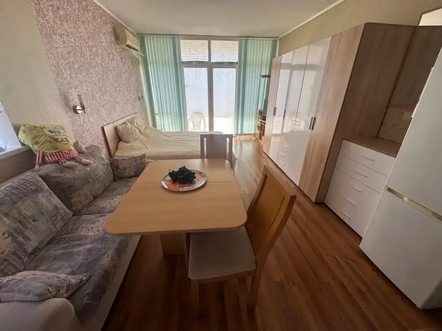 Bright studio with pool view, 56 sq.m., in Semiramida Gardens, central Sunny Beach location.