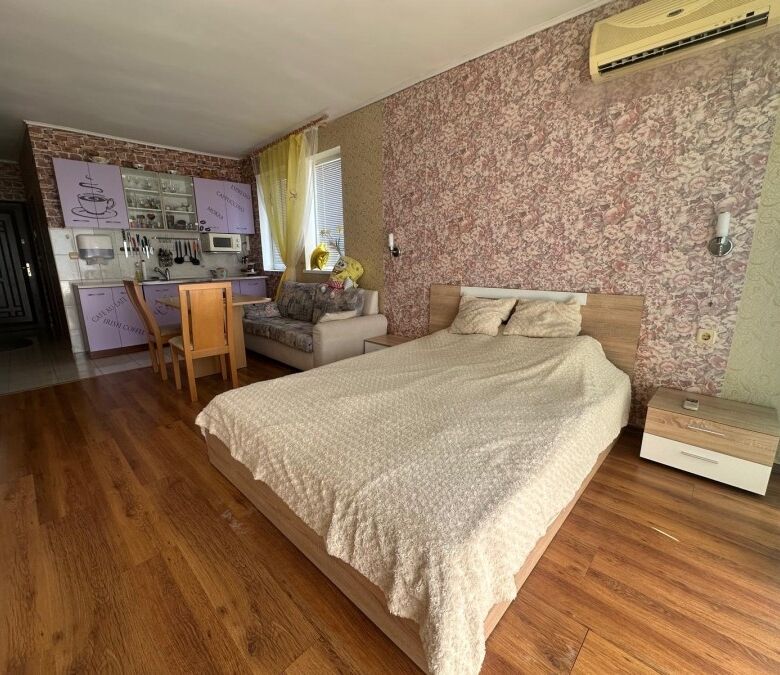 Spacious studio with large pool view, 56 sq.m., in Semiramida Gardens, Sunny Beach center.
