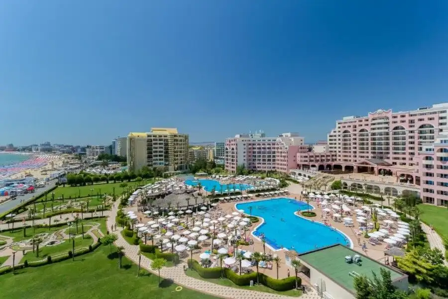 Sea view apartment in Majestic, Sunny Beach with a large pool and lush gardens. Perfect for relaxing.