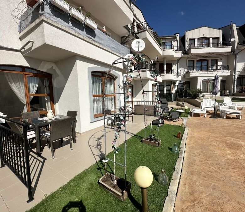 Beautifully furnished 2-bedroom apartment with balcony overlooking Nessebar views.