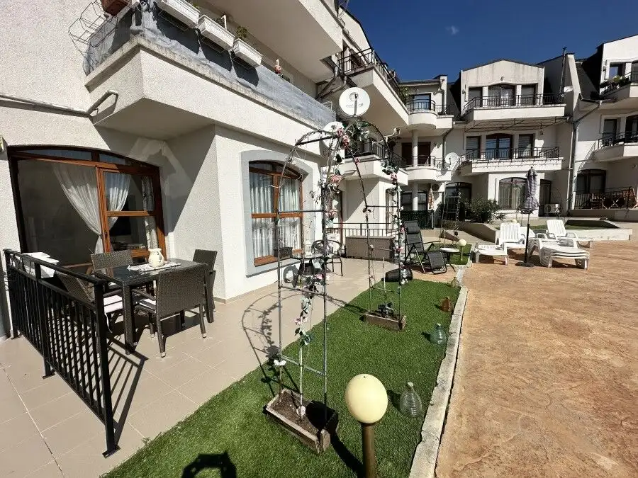Beautifully furnished 2-bedroom apartment with balcony overlooking Nessebar views.