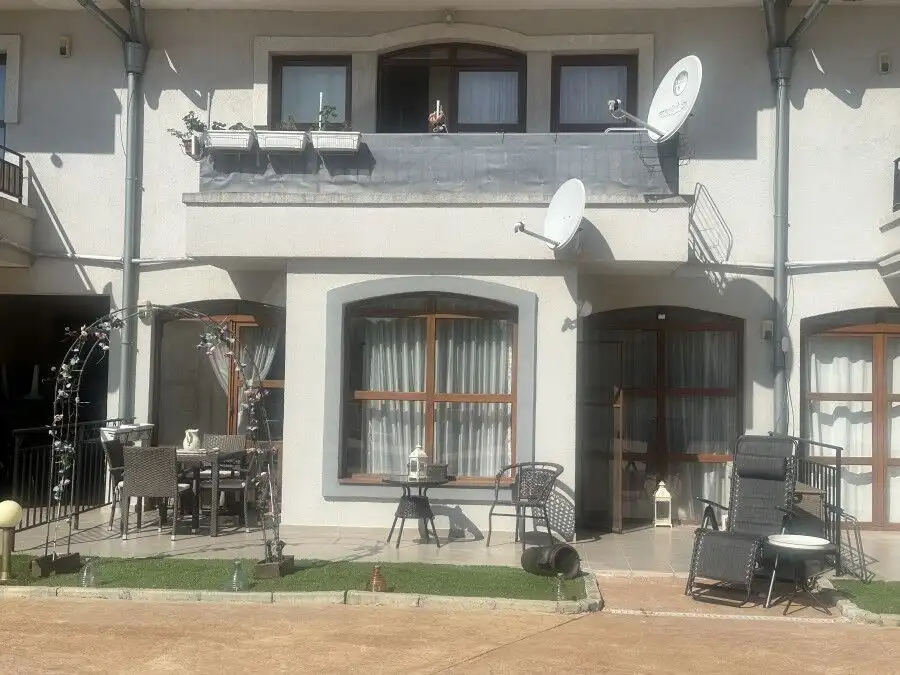 Beautifully furnished 2-bedroom apartment with balcony and garden view.