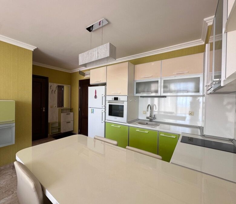 Sea view 1-bedroom apartment near the beach in Sveti Vlas, Bulgaria, with contemporary kitchen and b.