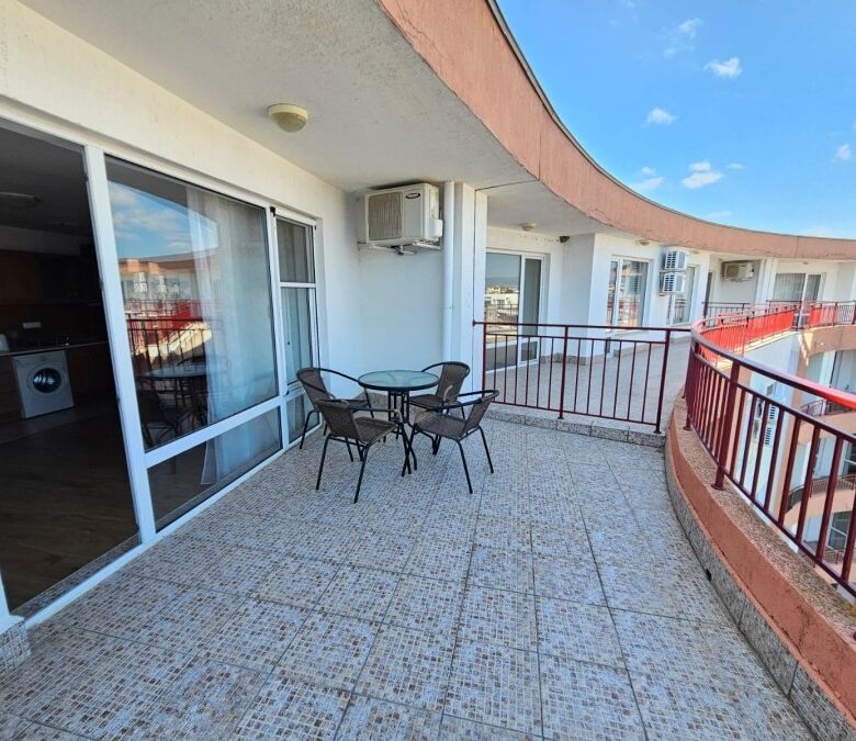 Spacious 112 sq.m. 2-bedroom apartment with large terrace and sea views in Riviera Fort, Ravda.
