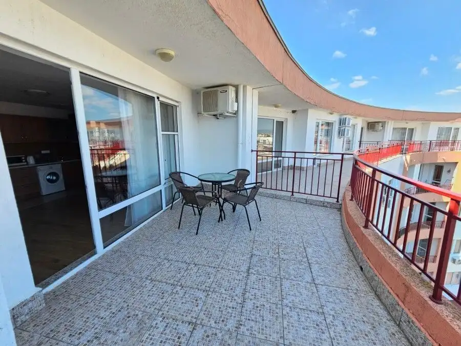 Spacious 112 sq.m. 2-bedroom apartment with large terrace and sea views in Riviera Fort, Ravda.