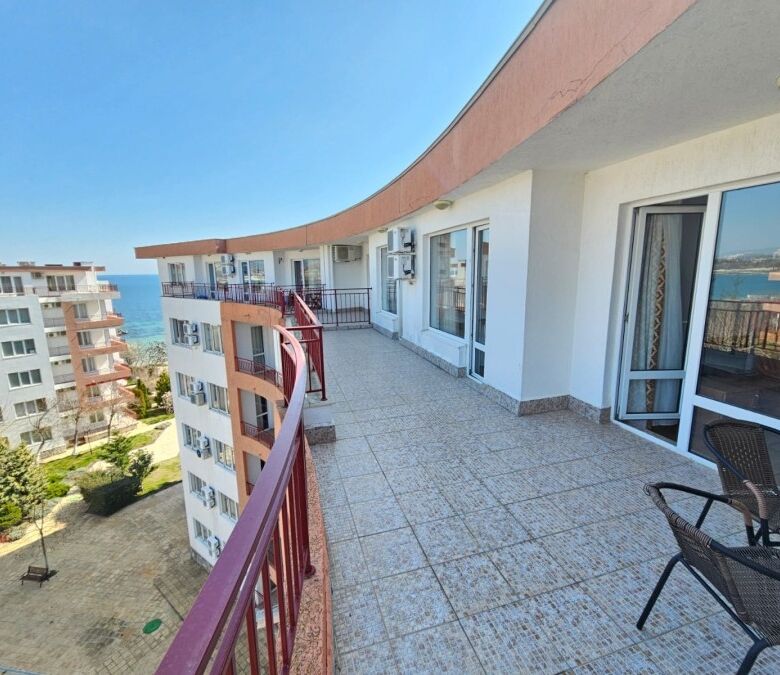 Top floor 2-bedroom apartment with large terrace and sea views in Riviera Fort, Ravda.